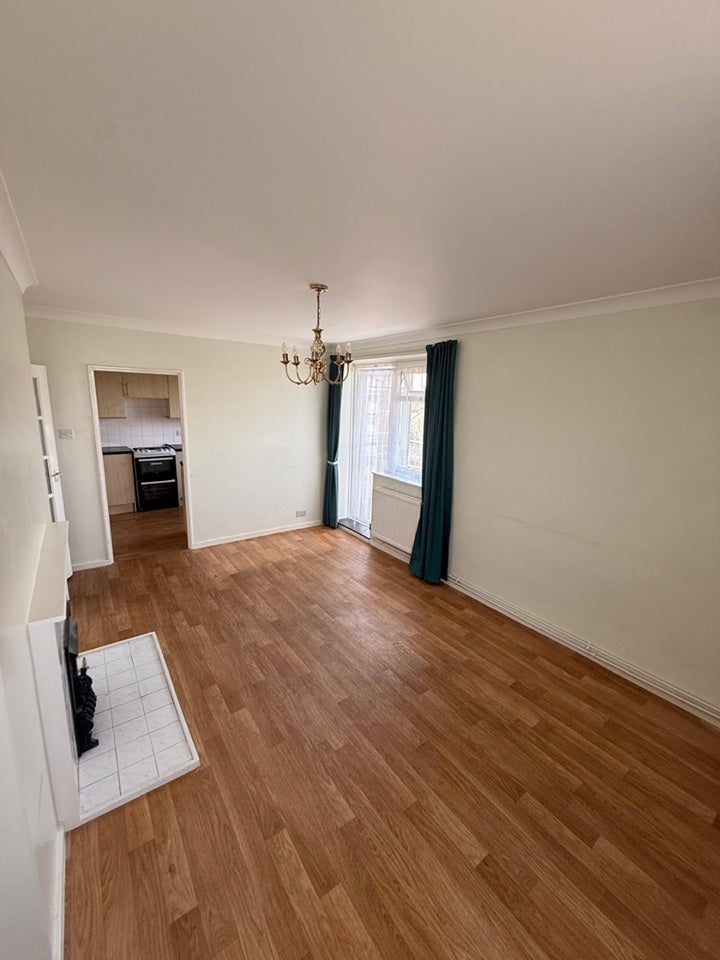 Flat Gilbourne Road in Greater London