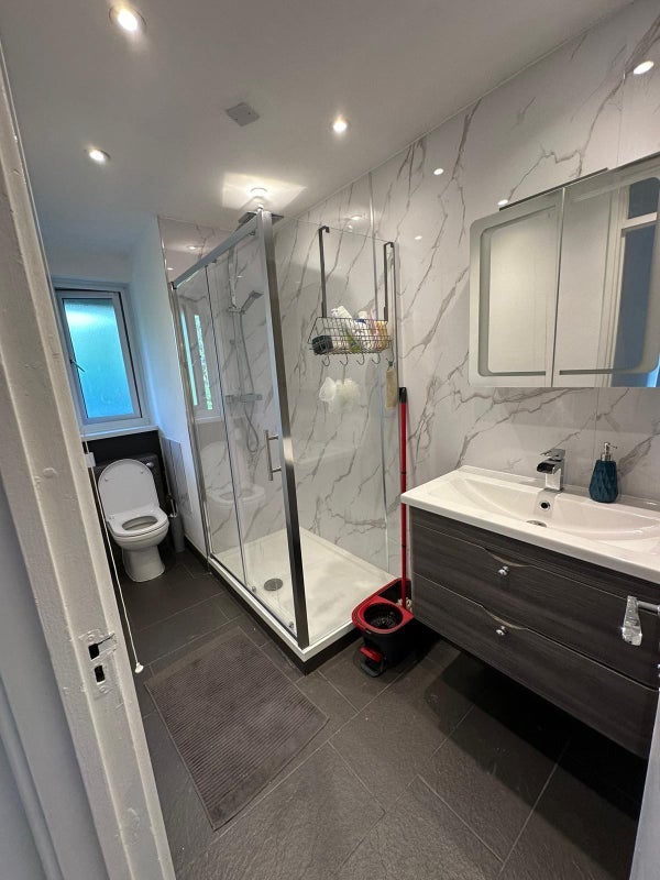 Room Brook Walk in Greater London