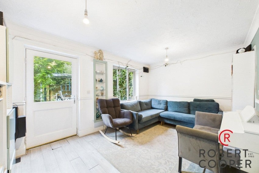 House Owen Close in Greater London