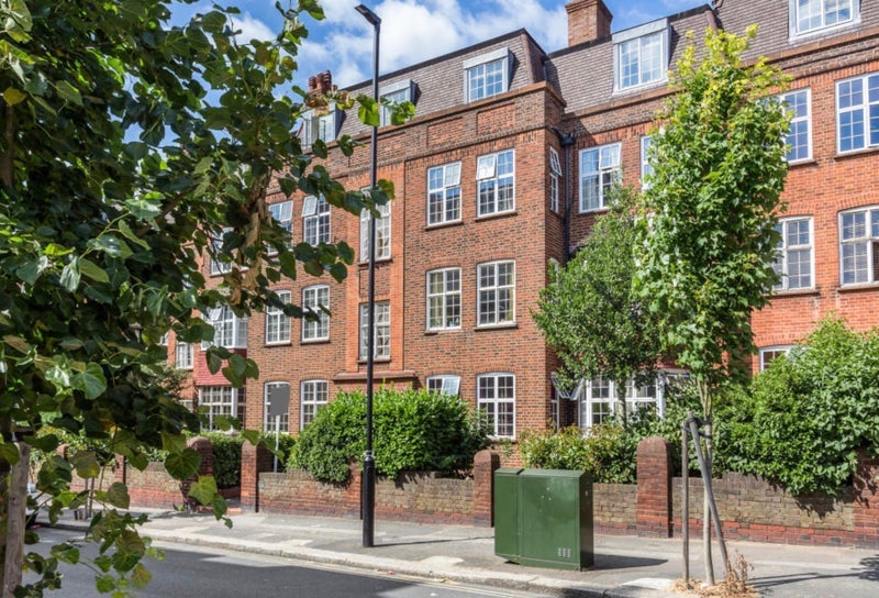 Flat Leigham Avenue in Greater London
