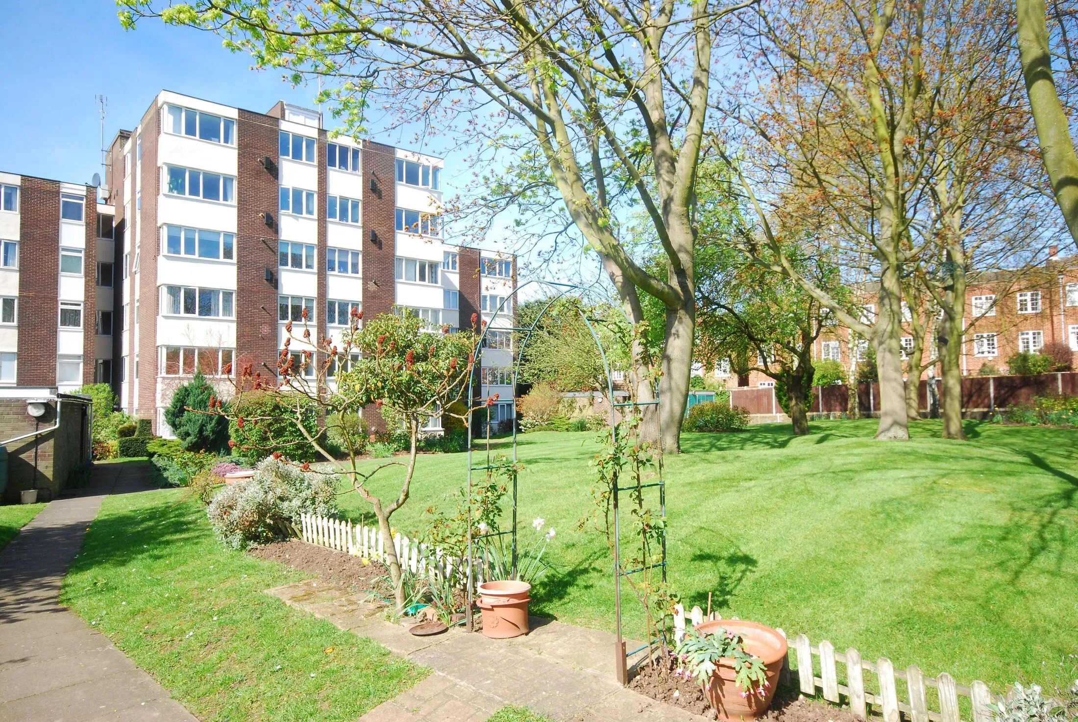 Flat Galsworthy Road in Greater London