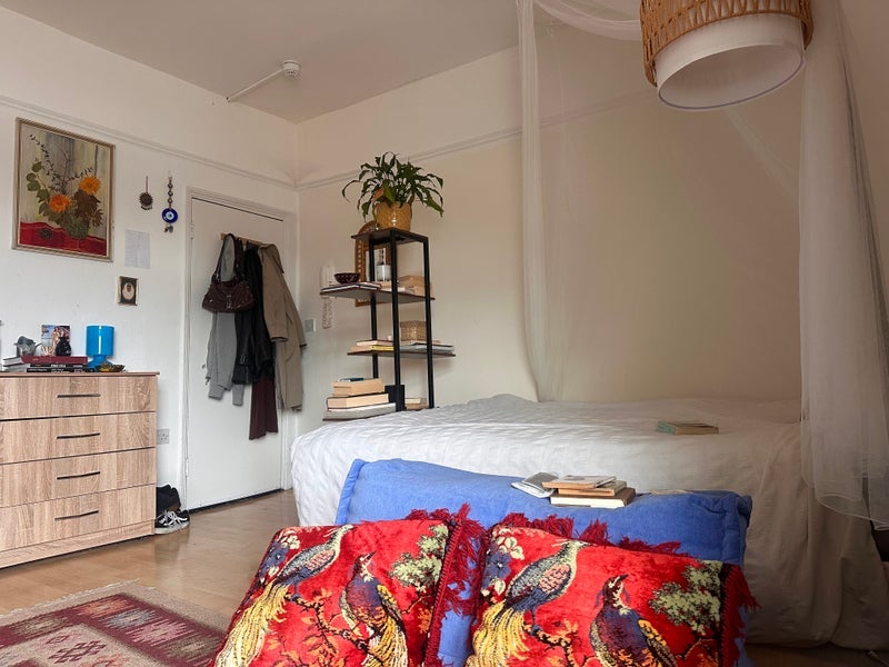 Flat Effingham Road in Greater London