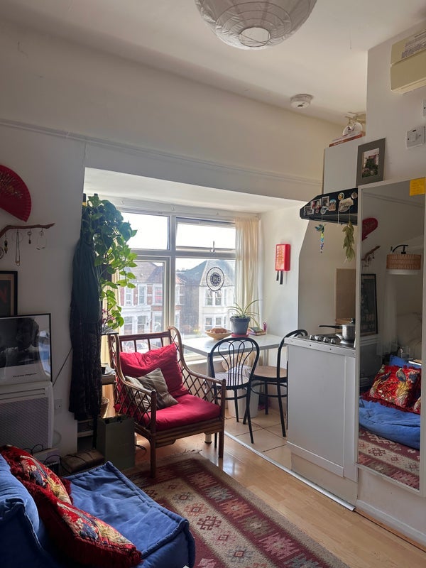 Flat Effingham Road in Greater London