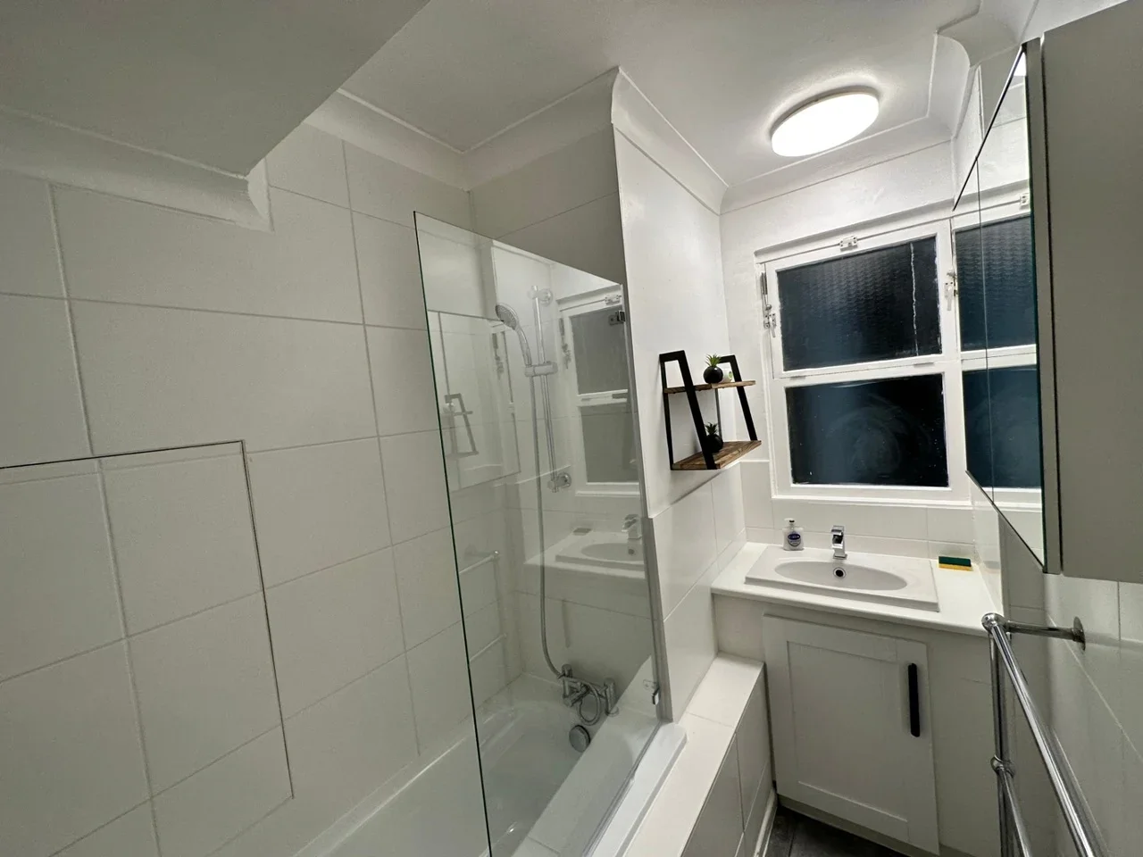 Room Churchill Gardens Road in City of Westminster