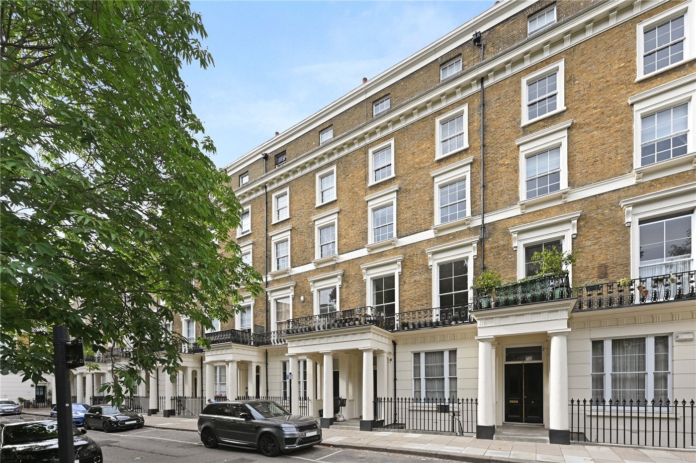 Flat Gloucester Gardens in City of Westminster