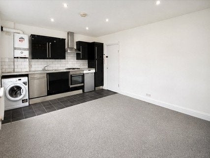 Flat Calvert Road in Greater London