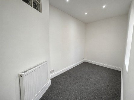 Flat Calvert Road in Greater London