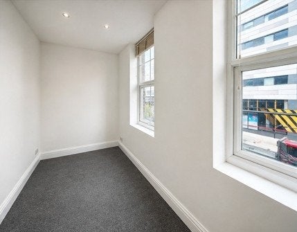Flat Calvert Road in Greater London