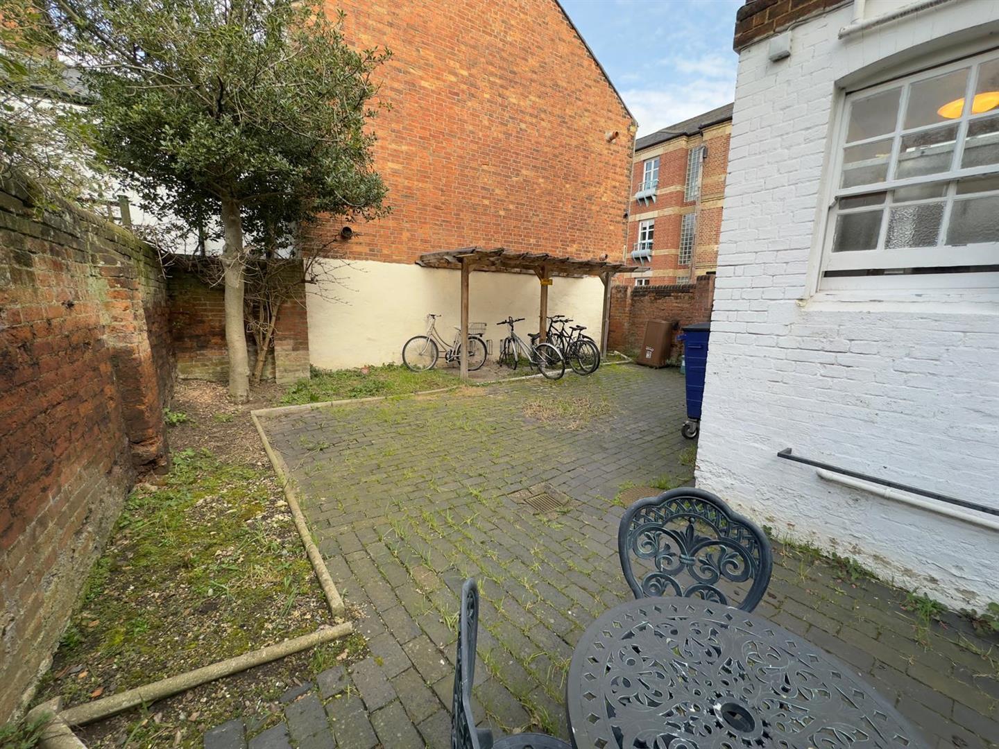 Flat Woodbine Place in Oxford