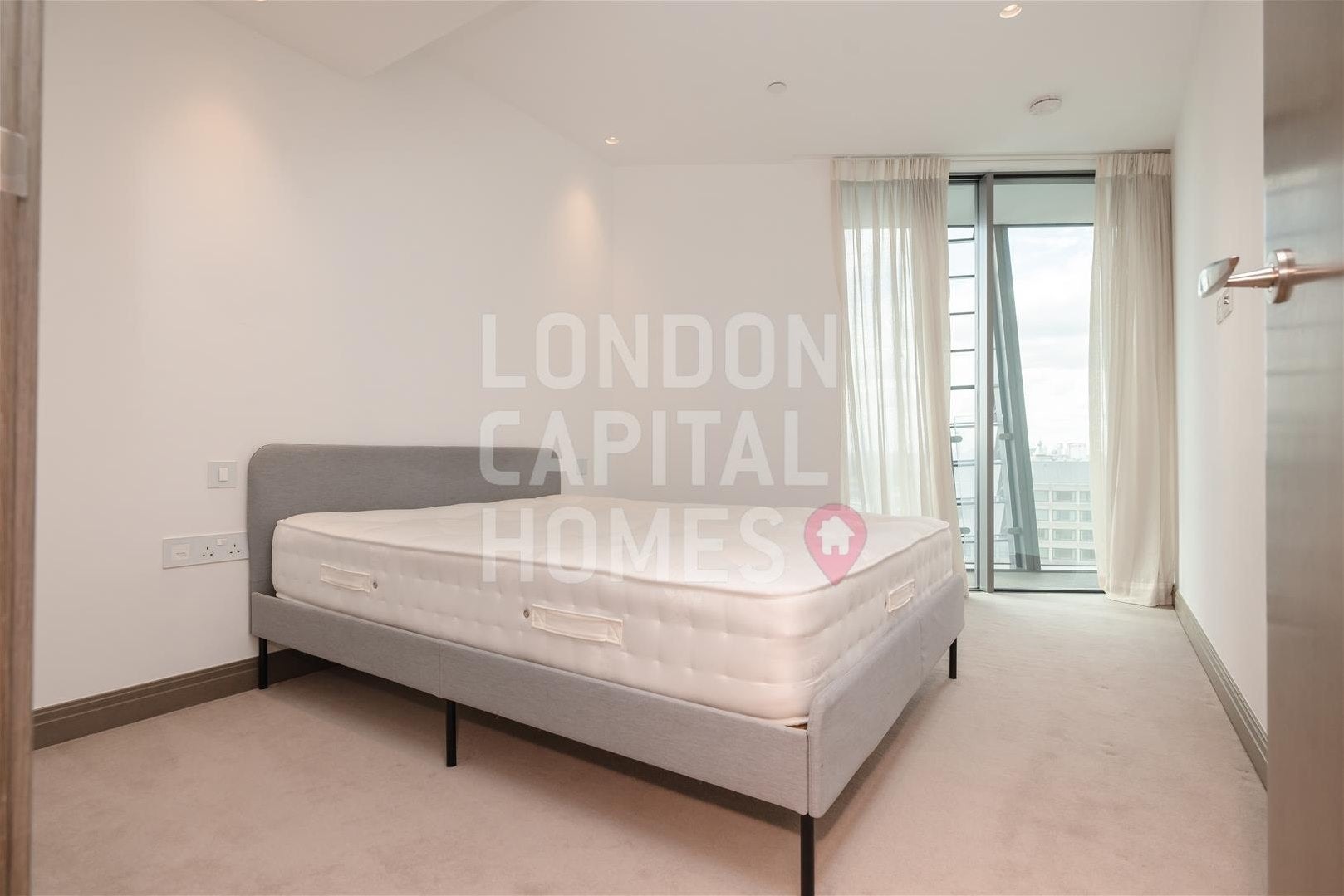 Flat Blackfriars Road in Greater London