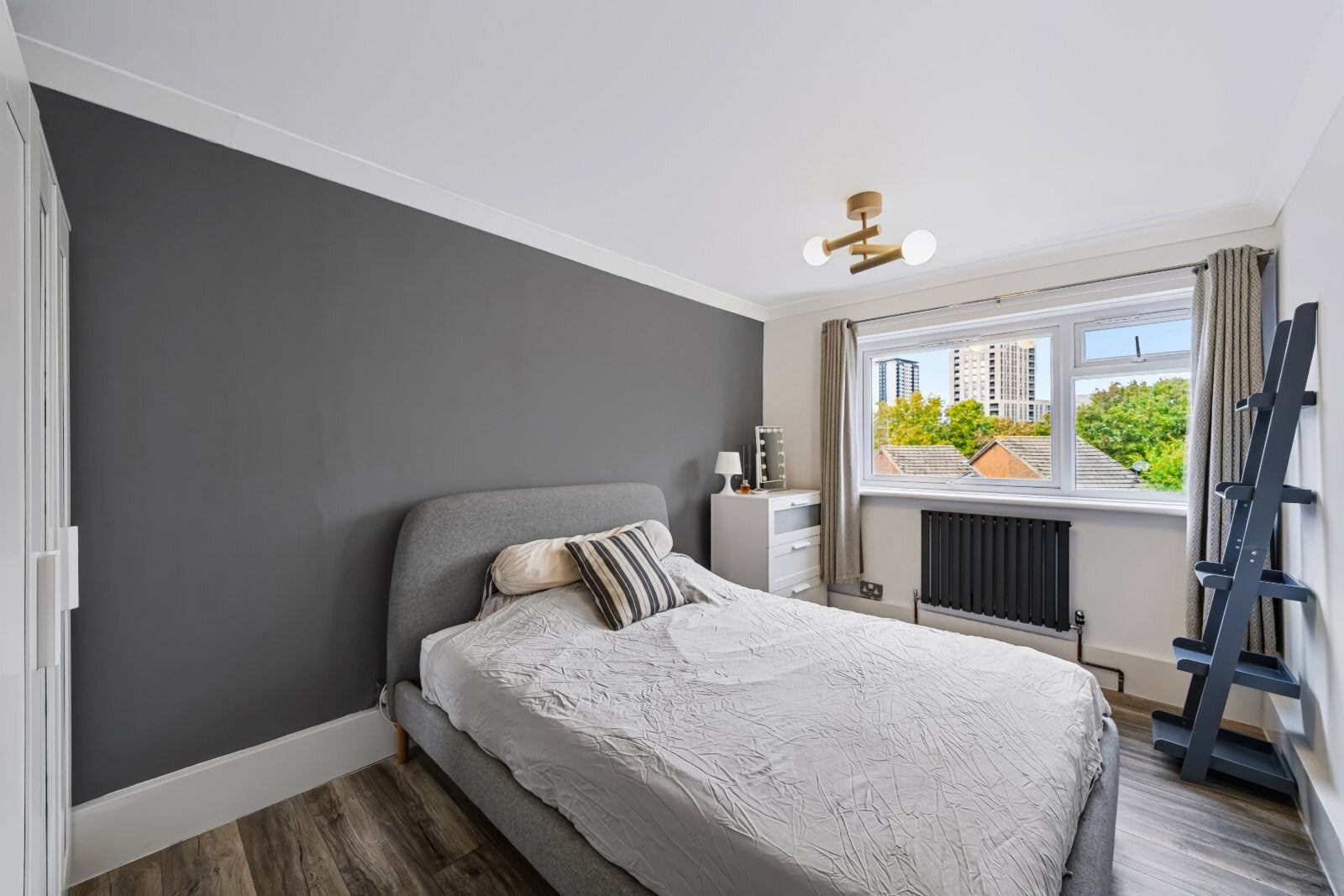 Flat Borrodaile Road in Greater London