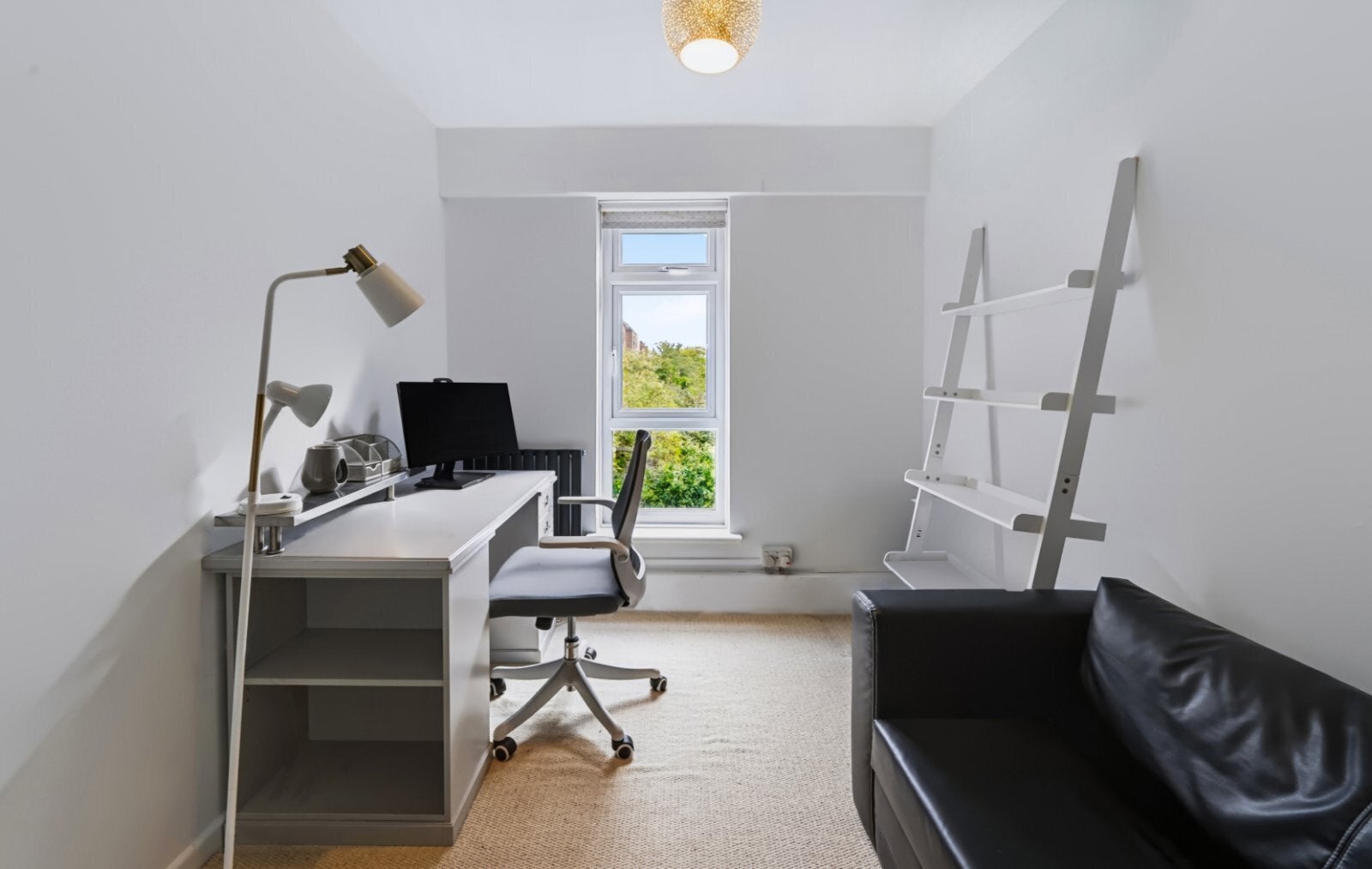 Flat Borrodaile Road in Greater London