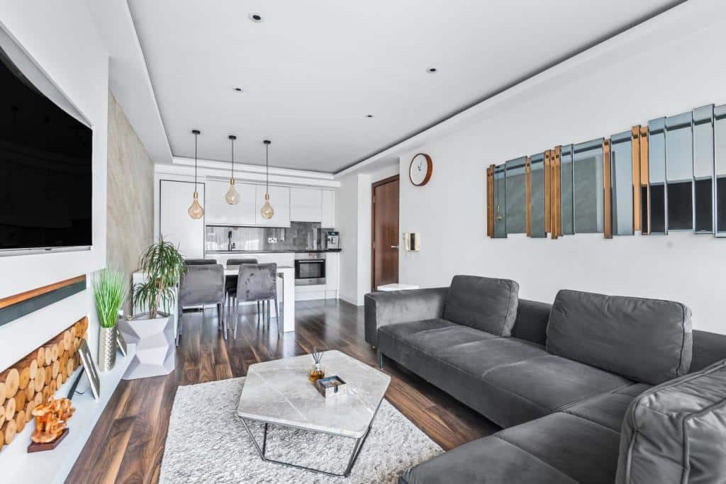 Flat Rotherhithe Street in Greater London