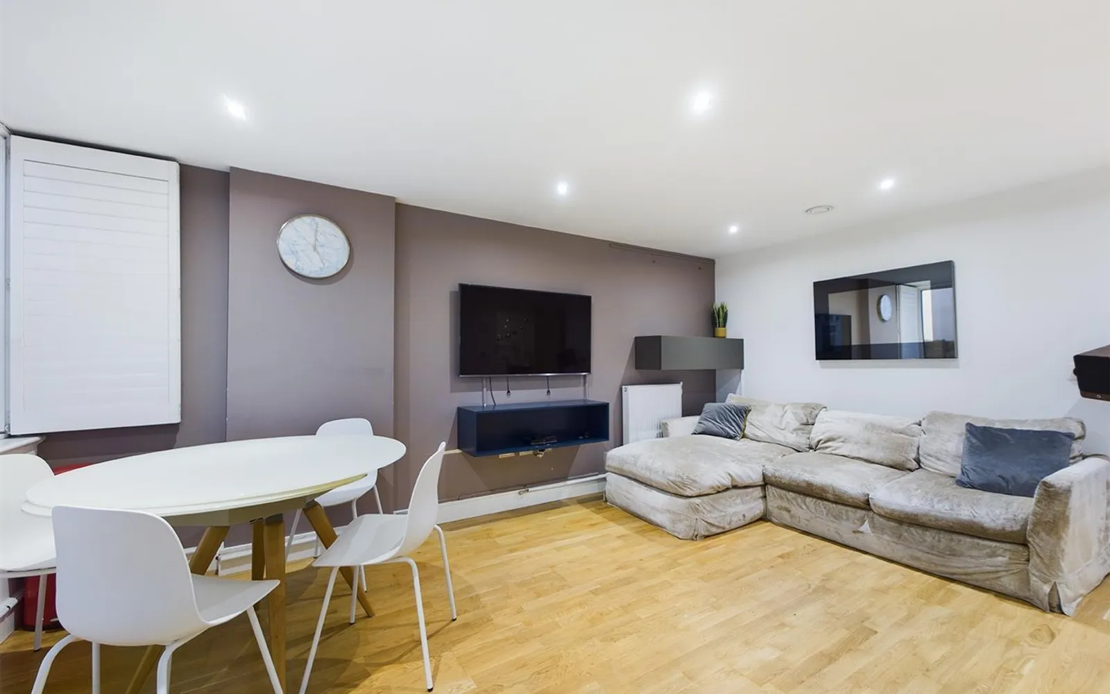 Flat Dowells Street in Greater London
