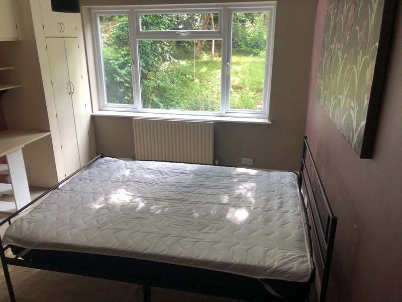 Room Stafford Road in Caterham