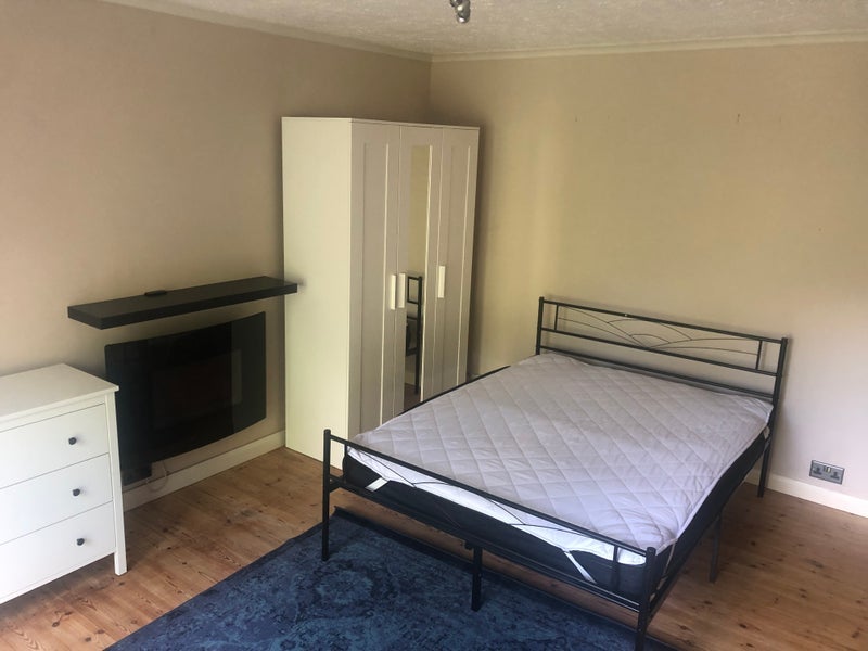 Room Stafford Road in Caterham