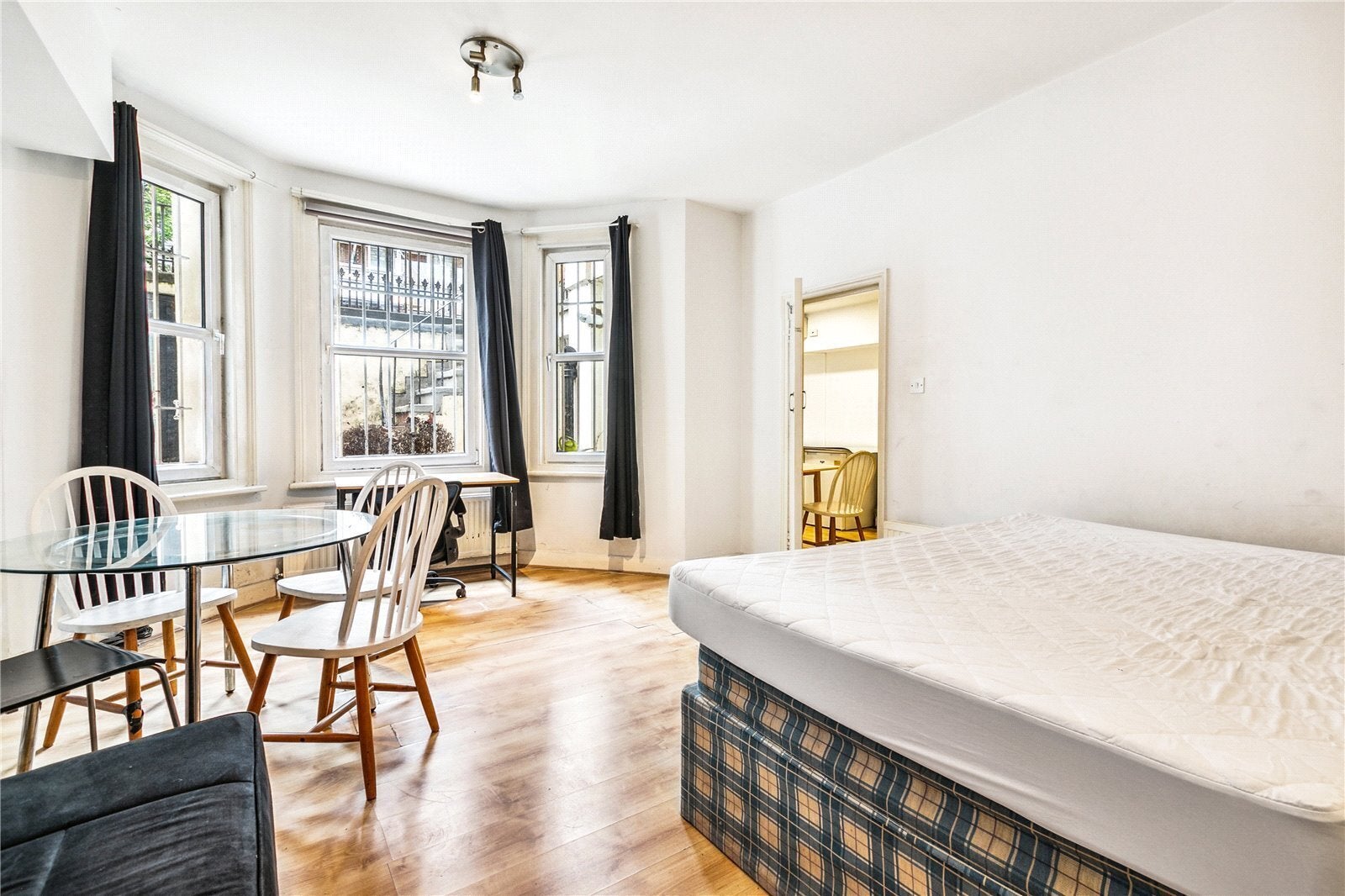 Flat Warwick Road in Greater London