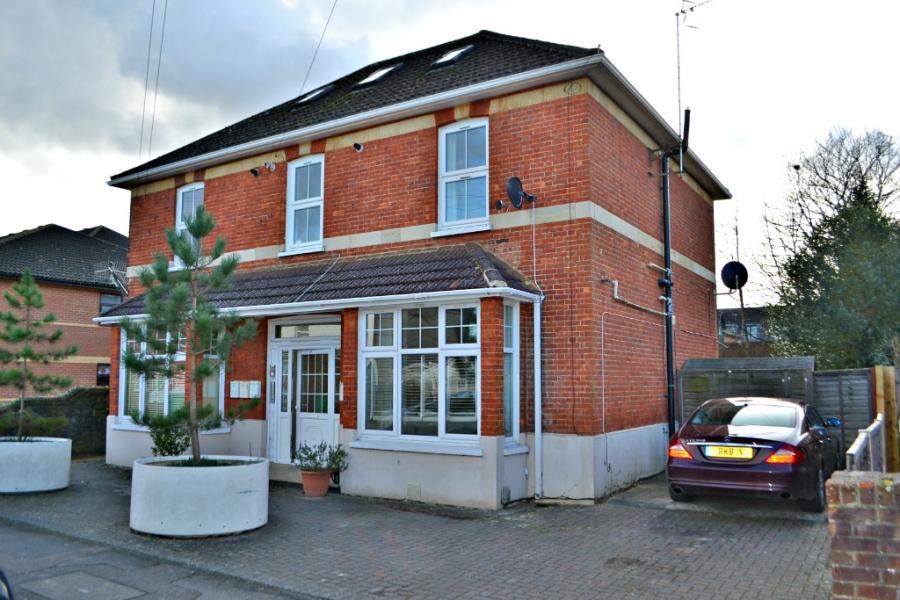 Flat Lumley Road in Reigate and Banstead