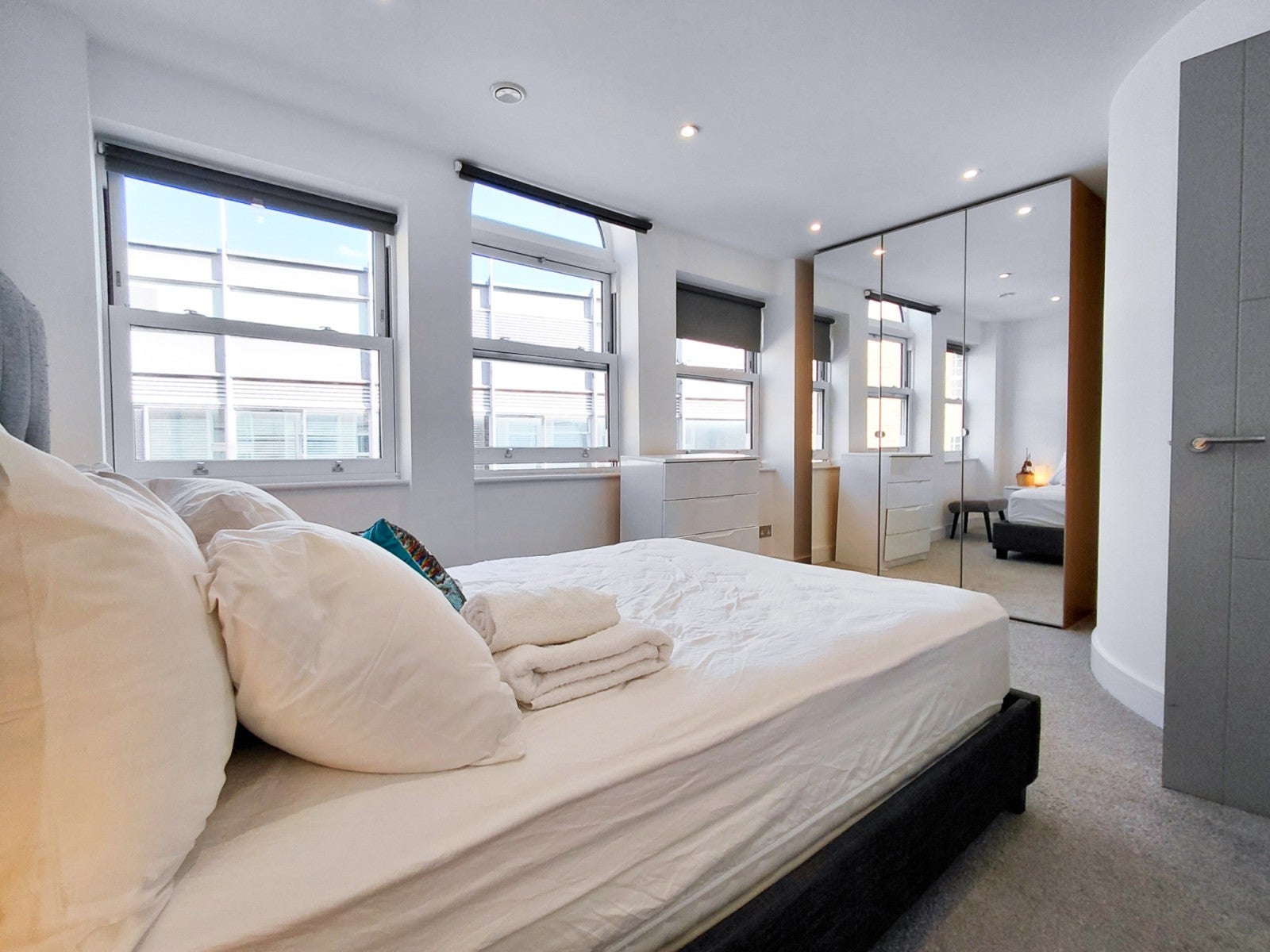 Flat Disraeli Road in Greater London