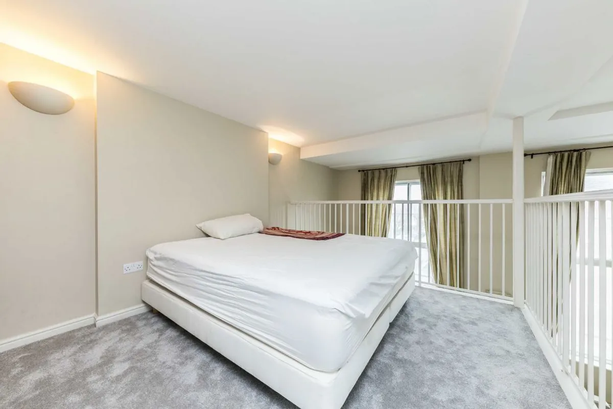 Flat Garratt Lane in Greater London
