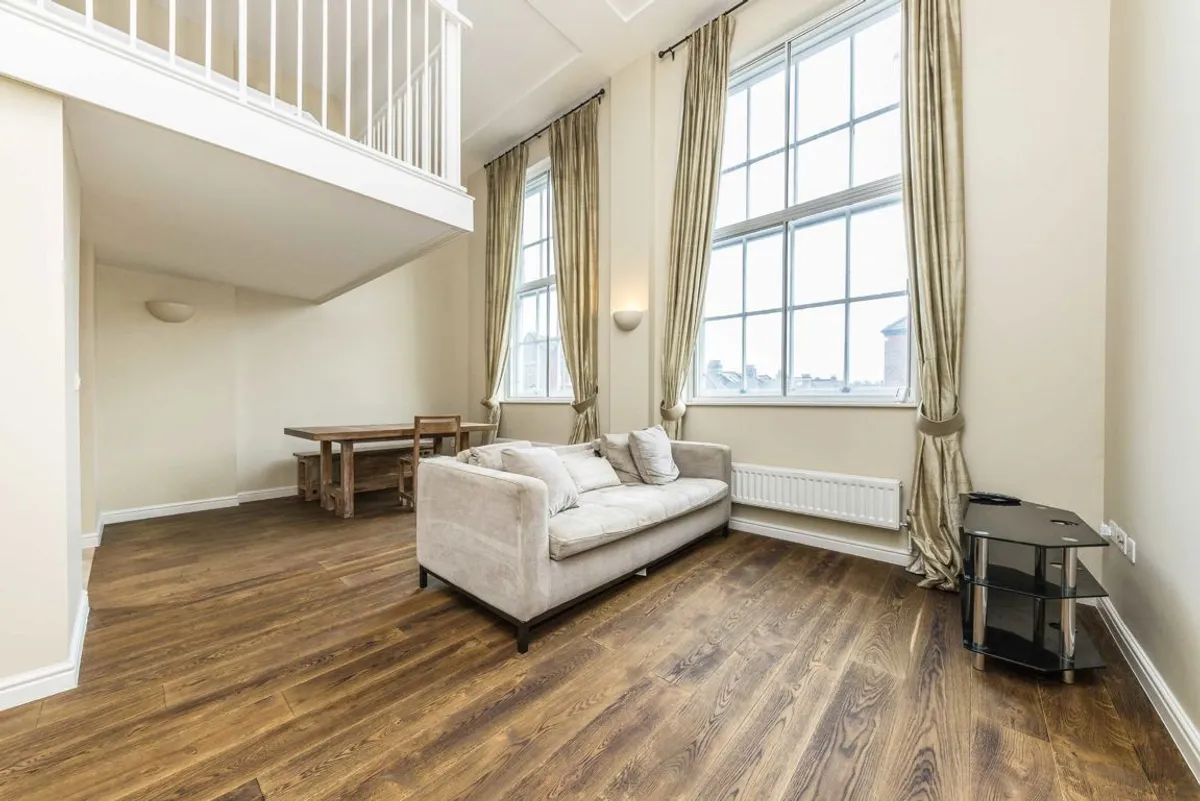 Flat Garratt Lane in Greater London