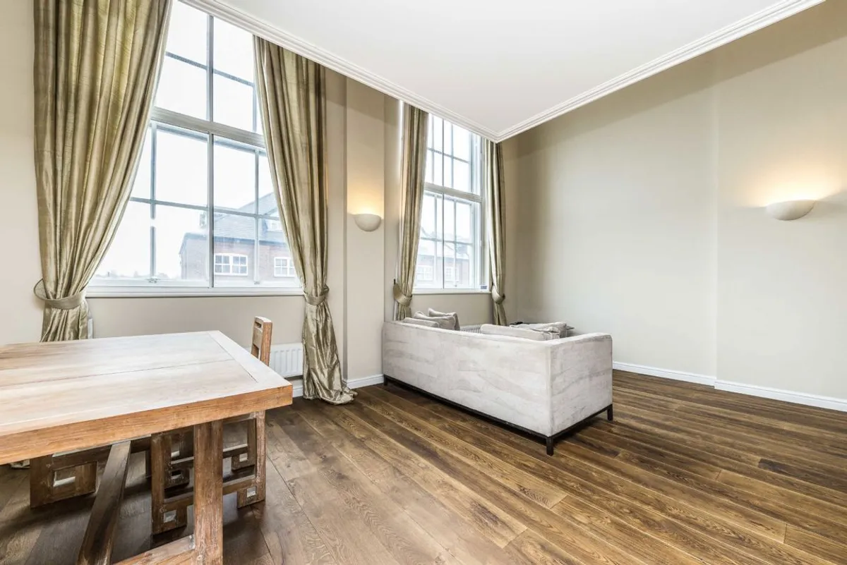 Flat Garratt Lane in Greater London