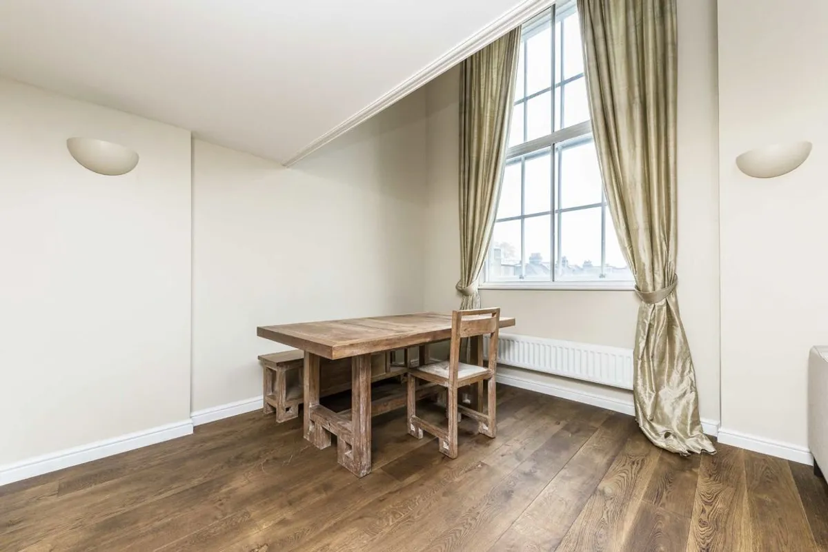 Flat Garratt Lane in Greater London