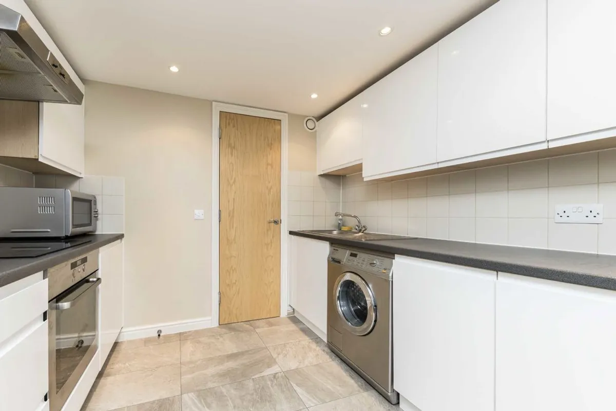 Flat Garratt Lane in Greater London