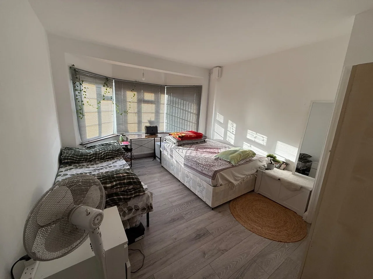 Room Hendon Way in Greater London