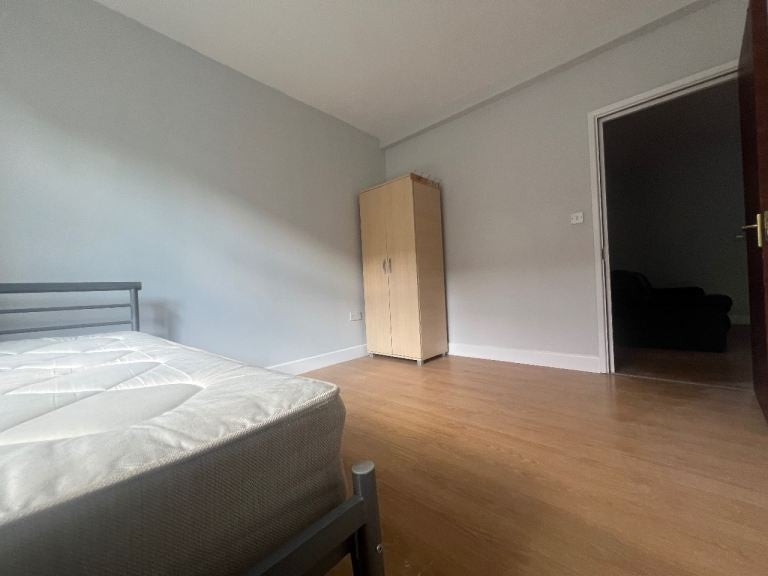 Flat Horsenden Lane North in Greater London