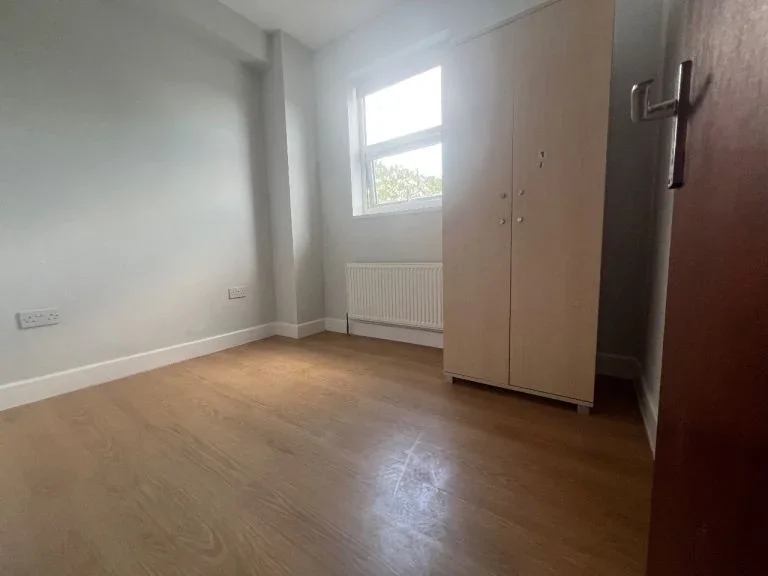 Flat Horsenden Lane North in Greater London