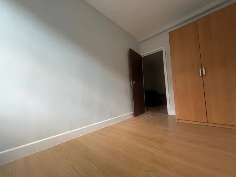 Flat Horsenden Lane North in Greater London