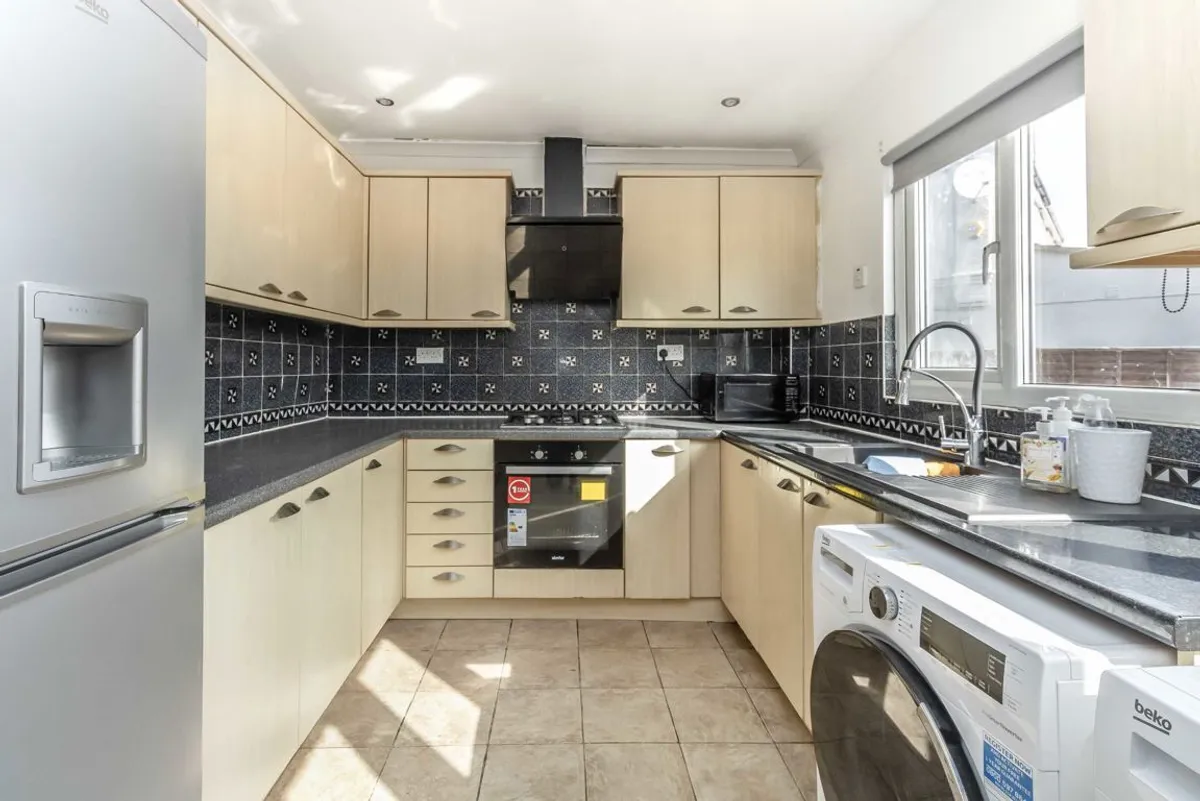 House Rosslyn Avenue in Greater London