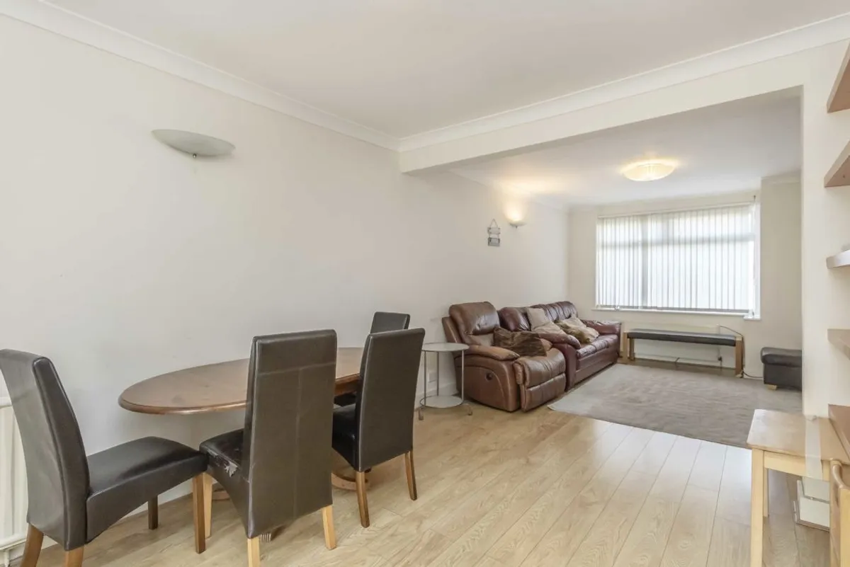 House Rosslyn Avenue in Greater London