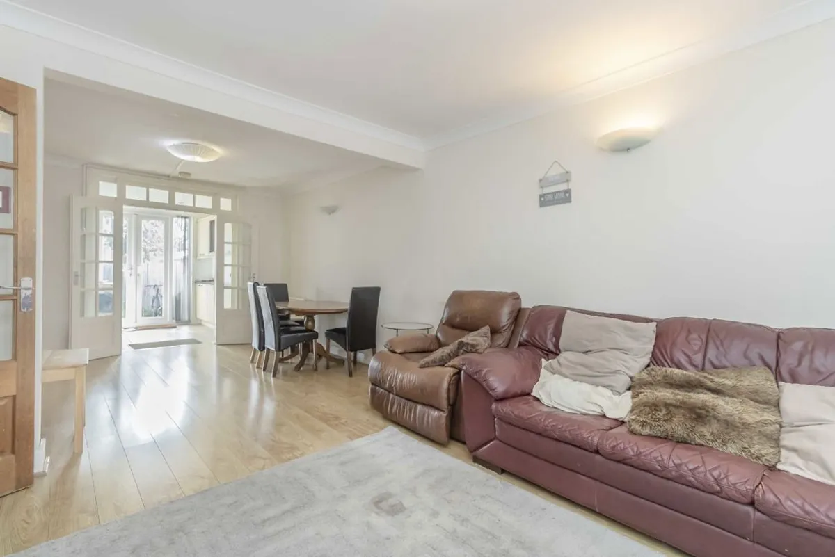 House Rosslyn Avenue in Greater London