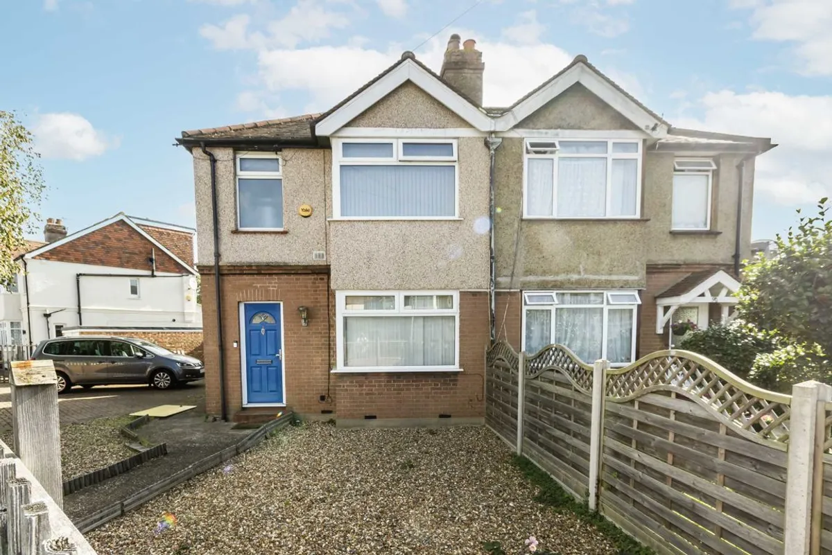 House Rosslyn Avenue in Greater London