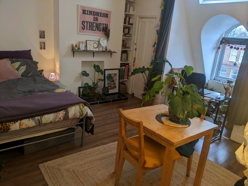 Flat Ferme Park Road in Greater London