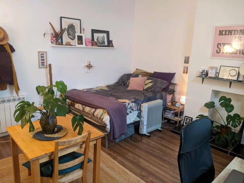 Flat Ferme Park Road in Greater London