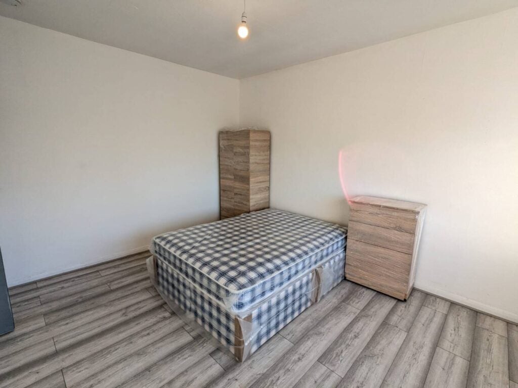 Flat Dollis Hill Lane in Greater London