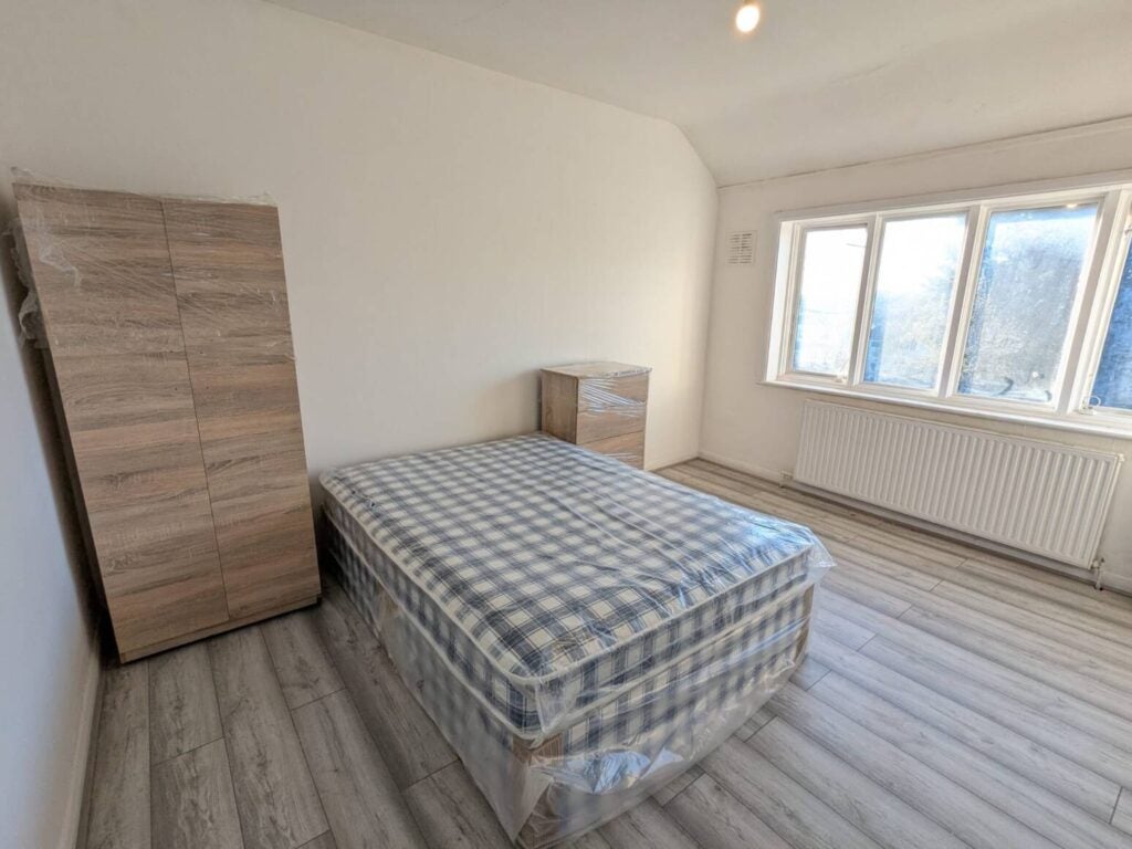 Flat Dollis Hill Lane in Greater London