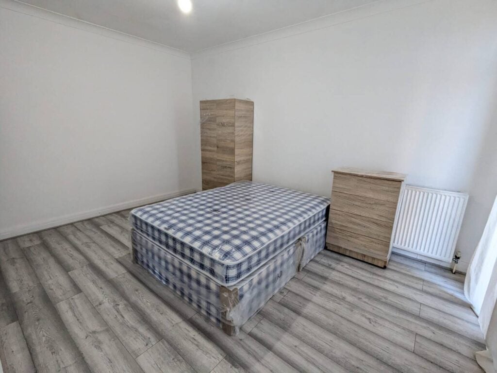 Flat Dollis Hill Lane in Greater London
