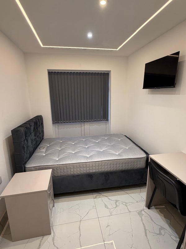Room Heeley Road in Birmingham