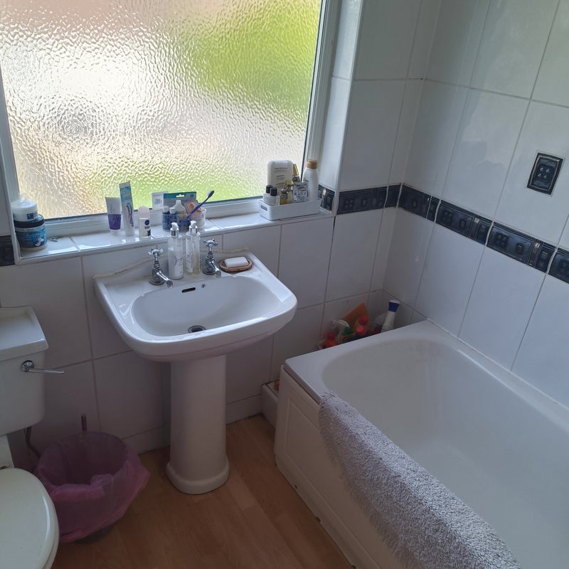 Room Hardenhuish Road in Bristol