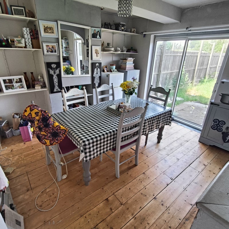 Room Hardenhuish Road in Bristol