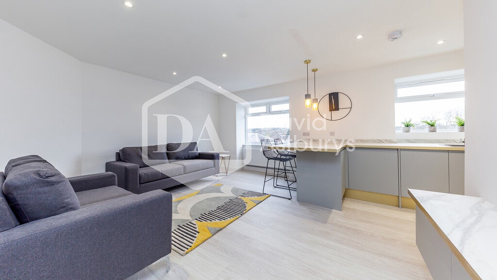 Flat Hazellville Road in Greater London