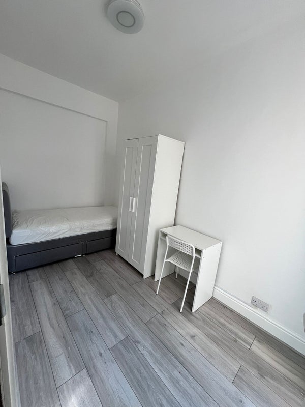 Room Manor Road in Rugby