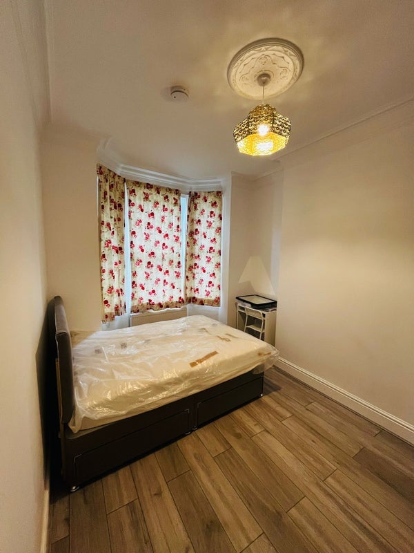 Room Manor Road in Rugby