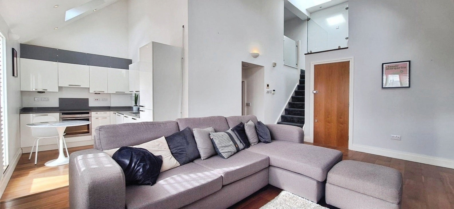 Flat Hillcrest Road in Greater London