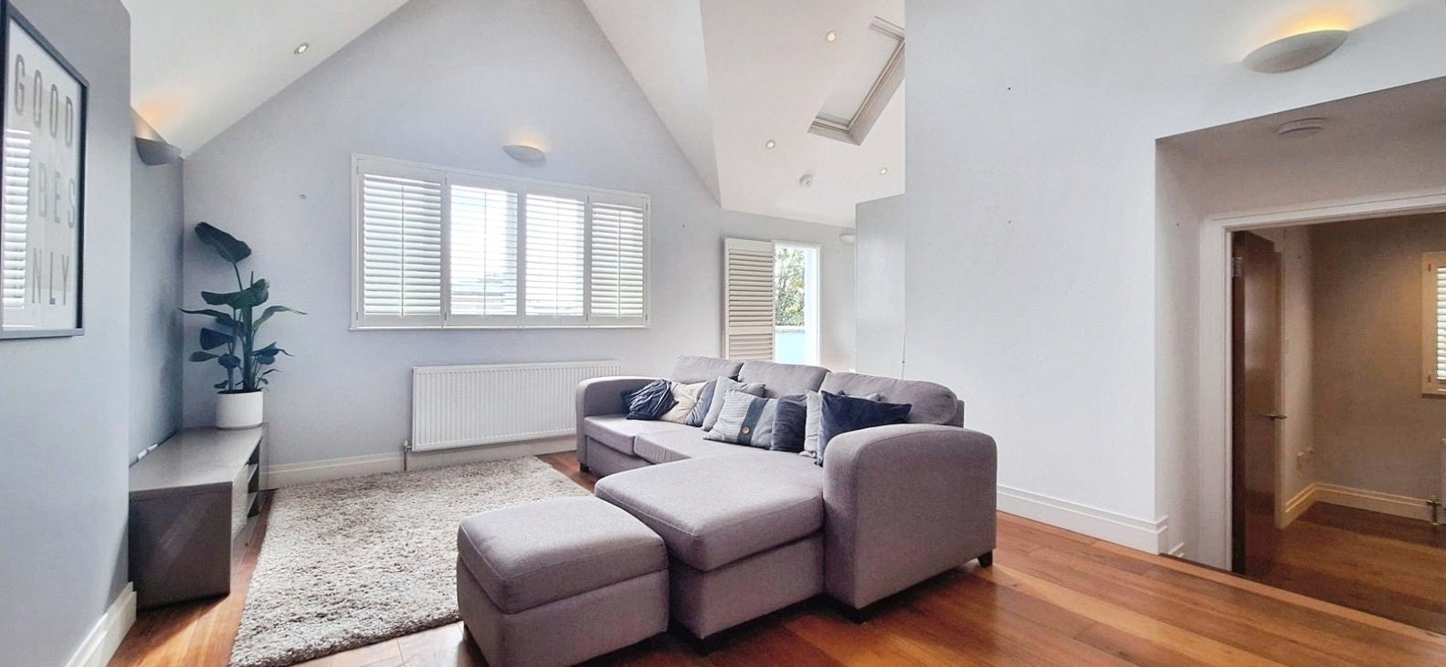 Flat Hillcrest Road in Greater London