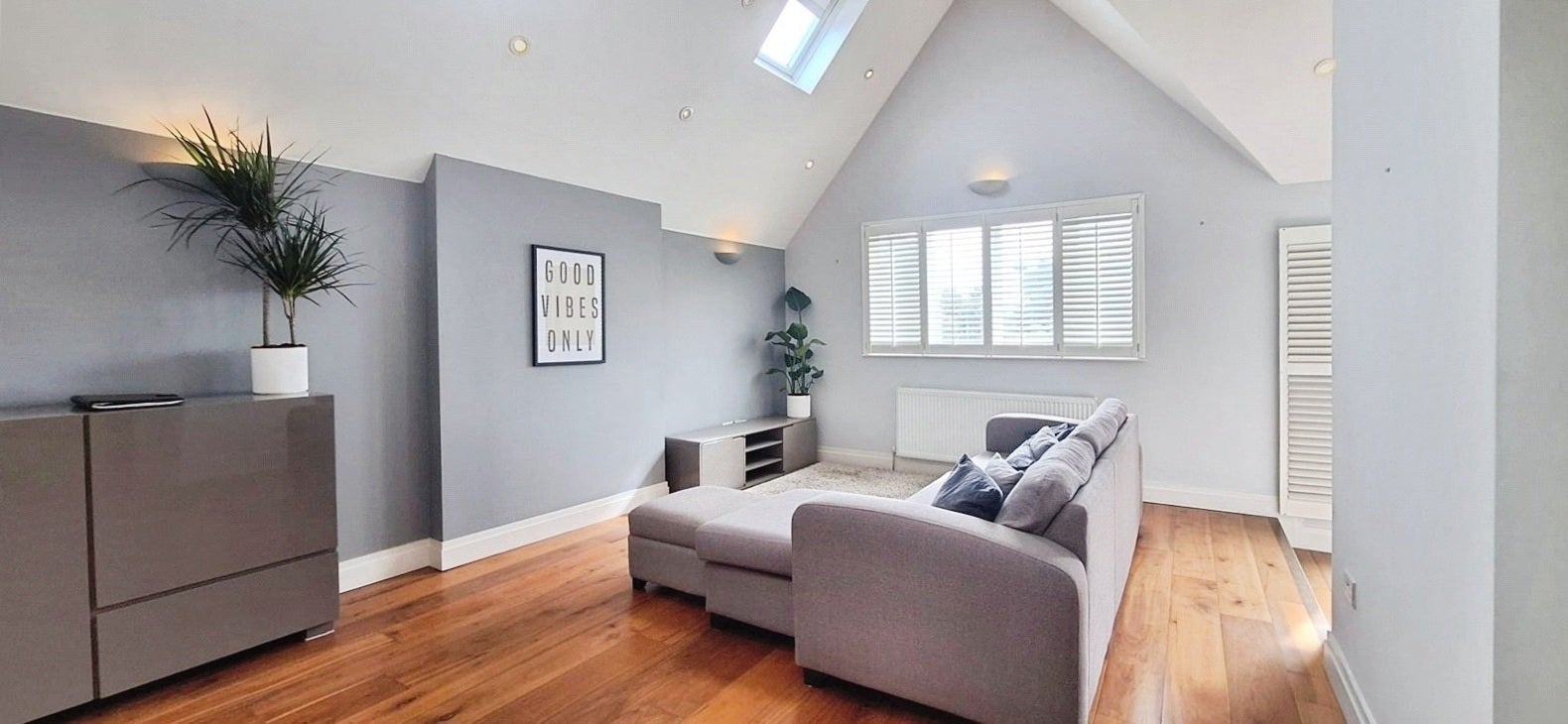 Flat Hillcrest Road in Greater London